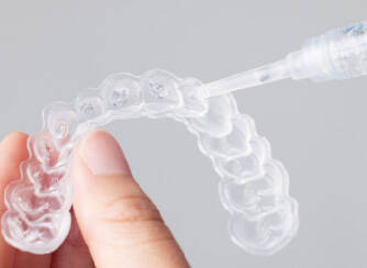 マウスピースにジェルと塗布