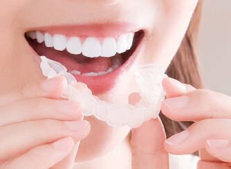 ジェルをマウスピースに入れて装着