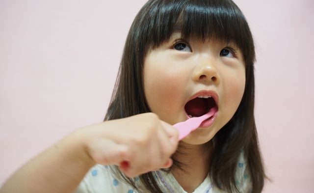 お母さんの歯みがきで、みんなピカピカ。